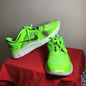 😎Nike’s men’s size 11, Free Run 3, good cond. see pics, has paint fading,